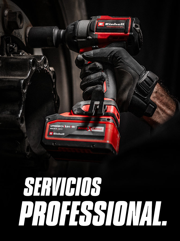 Primer plano de una llave de impacto a batería roja utilizada en una rueda, con el texto "Servicios Profesionales".