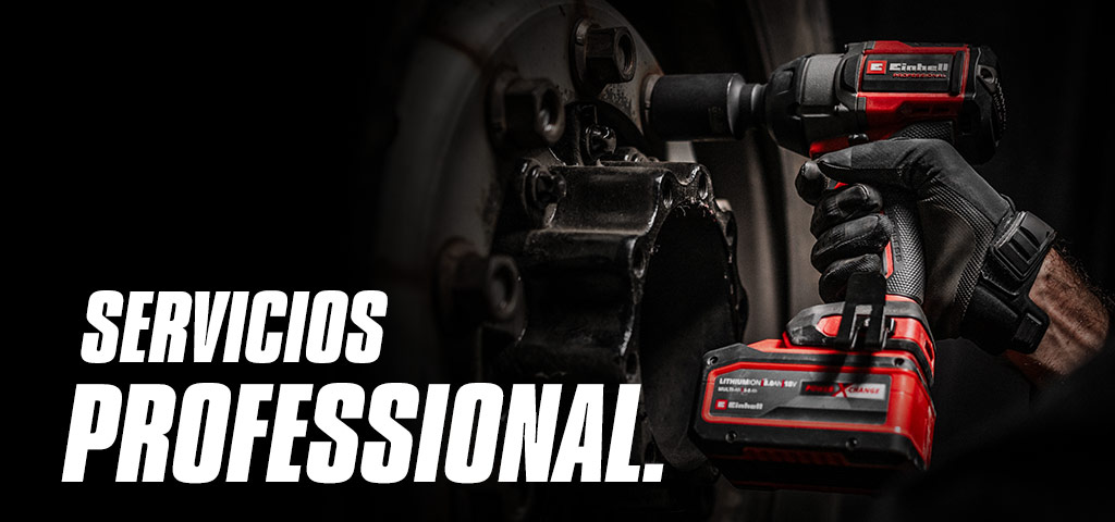 Primer plano de una llave de impacto a batería roja utilizada en una rueda, con el texto "Servicios Profesionales".
