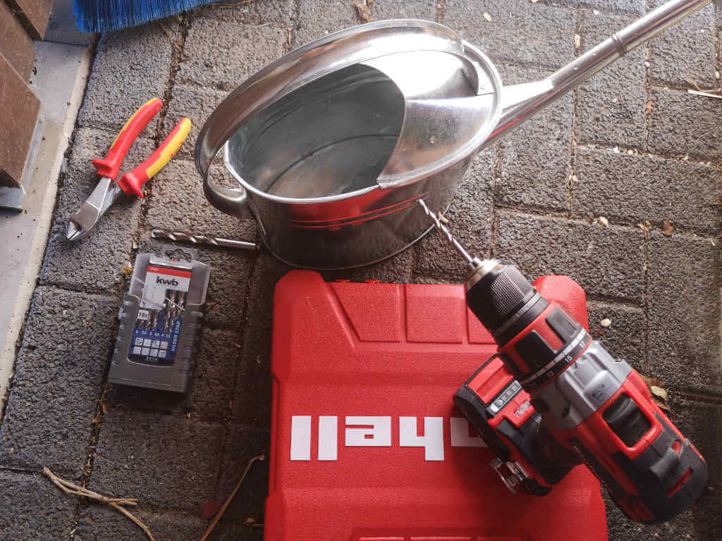 The finished watering can with work tools