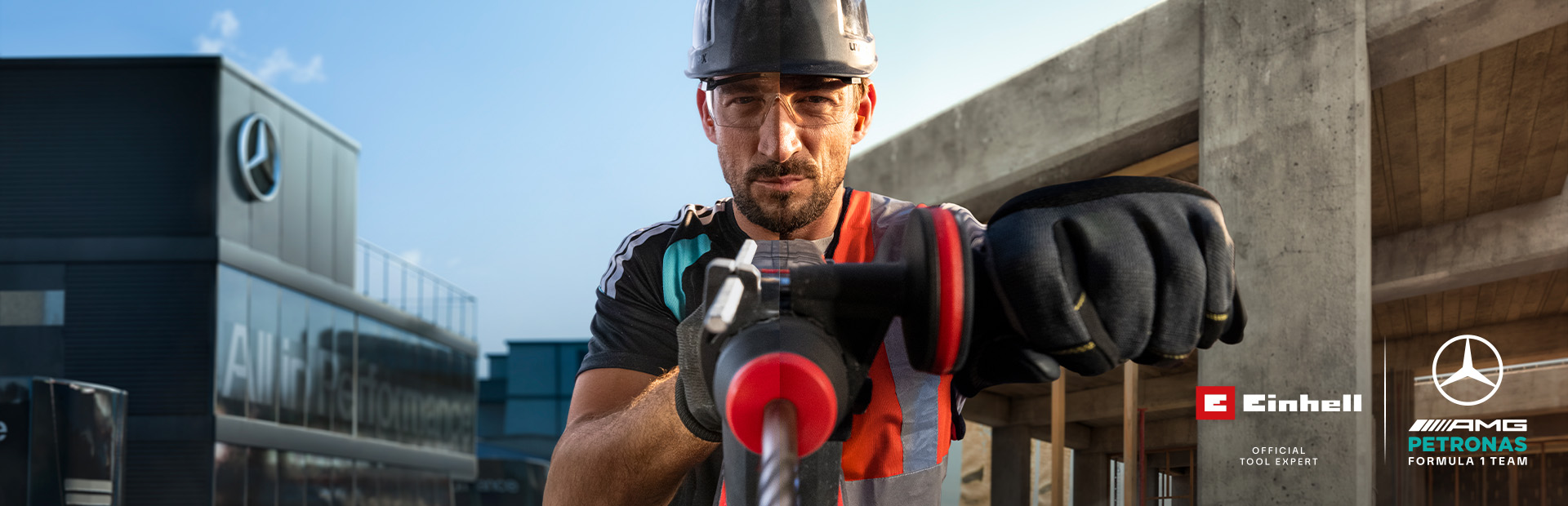 Un mecánico con equipo de protección taladrando con una herramienta eléctrica en una obra.