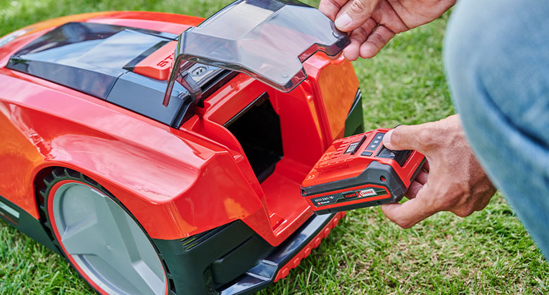 putting a pxc batterie in a robotic lawn mower